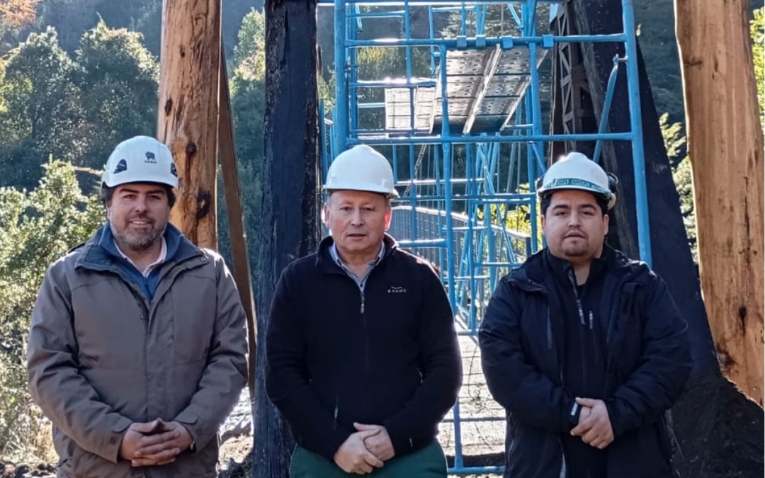 En terreno: alcalde Valdivia visita trabajos de la pasarela Charlín tras años de abandono
