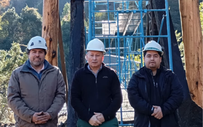 En terreno: alcalde Valdivia visita trabajos de la pasarela Charlín tras años de abandono