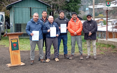Alcalde Valdivia pone simbólicamente primera piedra para el mejoramiento de la cancha deportiva de Choshuenco