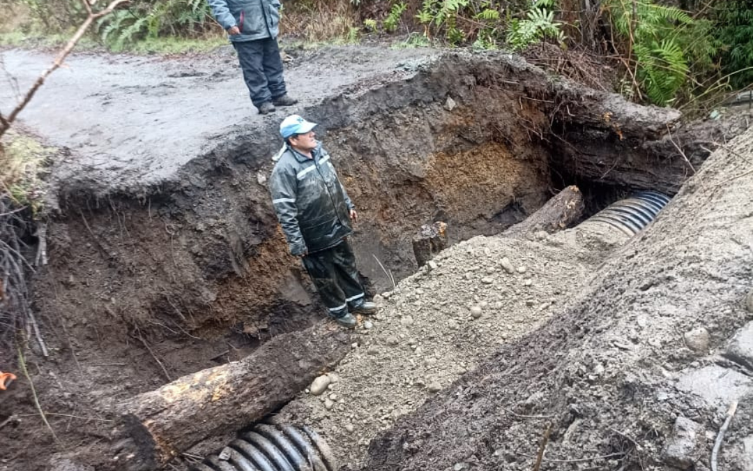 Equipos municipales responden a emergencia vial en Llallalca: camino estaba cortado