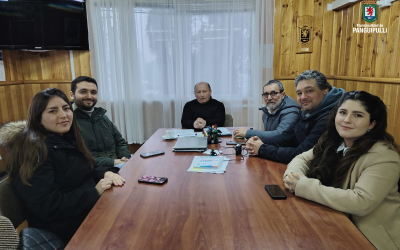 Alcalde Valdivia y Departamento de Vivienda abordan temas clave para cientos de familias