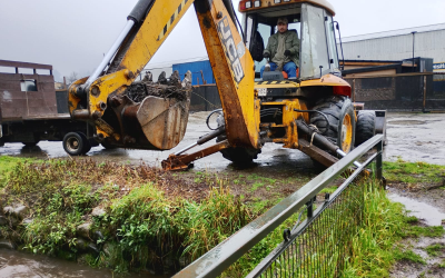Municipio responde a solicitud de Bomberos con limpieza preventiva de canales en calle Manuel Rodríguez