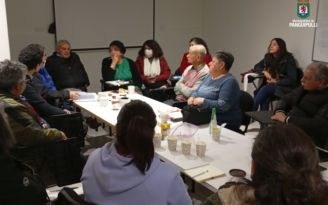 Alcalde Rodrigo Valdivia y gobernador Luis Cuvertino se reunieron con CODELO de Panguipulli para fortalecer la atención primaria de salud