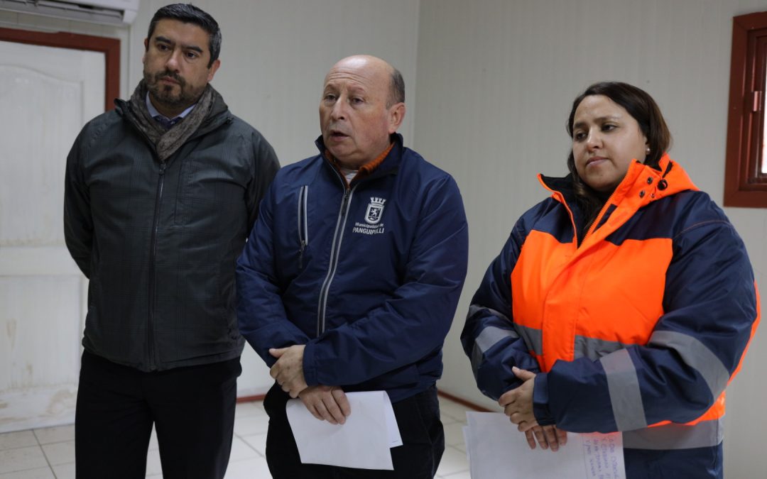 Alcalde Rodrigo Valdivia encabezó reunión de emergencia de COGRID por sistema frontal en Panguipulli