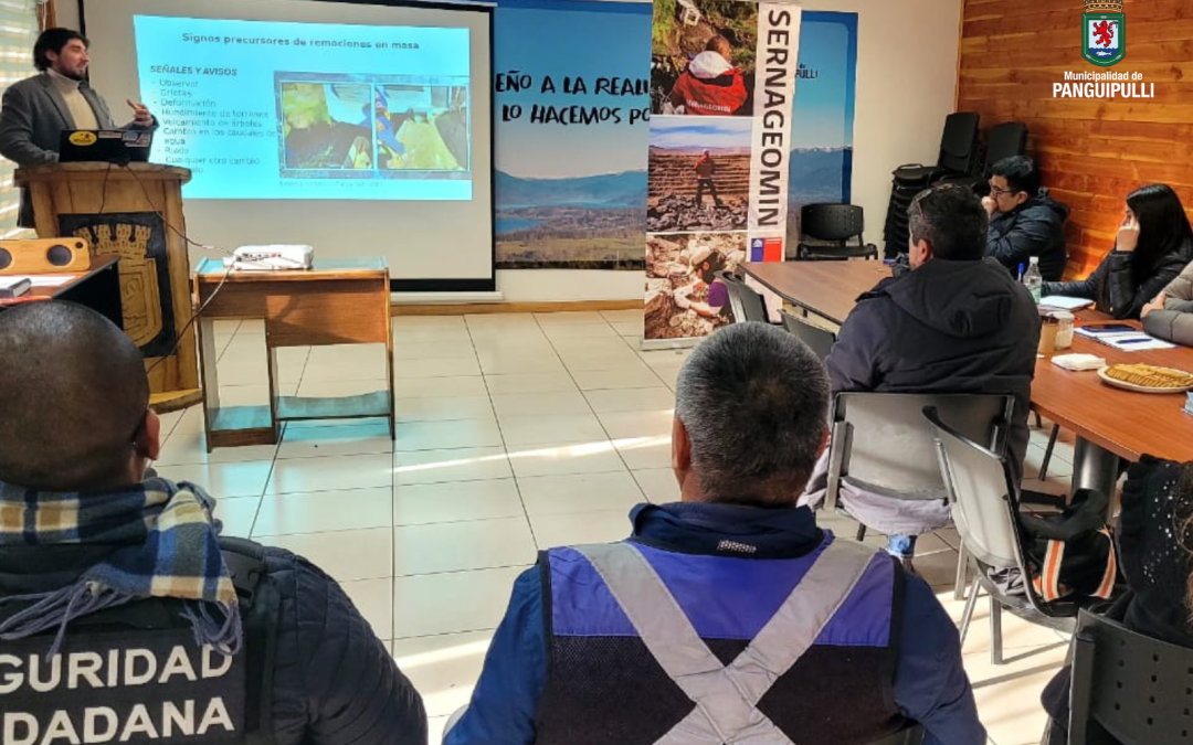 Personal de Seguridad Pública de Panguipulli se capacita junto a Sernageomin en gestión de riesgos por desastres naturales
