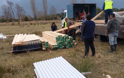 Alcalde Valdivia encabezó entrega de ayuda a familia damnificada en Coñaripe