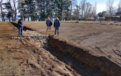 Alcalde Valdivia supervisa avances de la nueva cancha oficial en Coñaripe para el Mundialito 2026