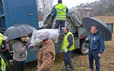 Municipalidad de Panguipulli entrega concentrado a mas de 120 familias de Cachín en Liquiñe