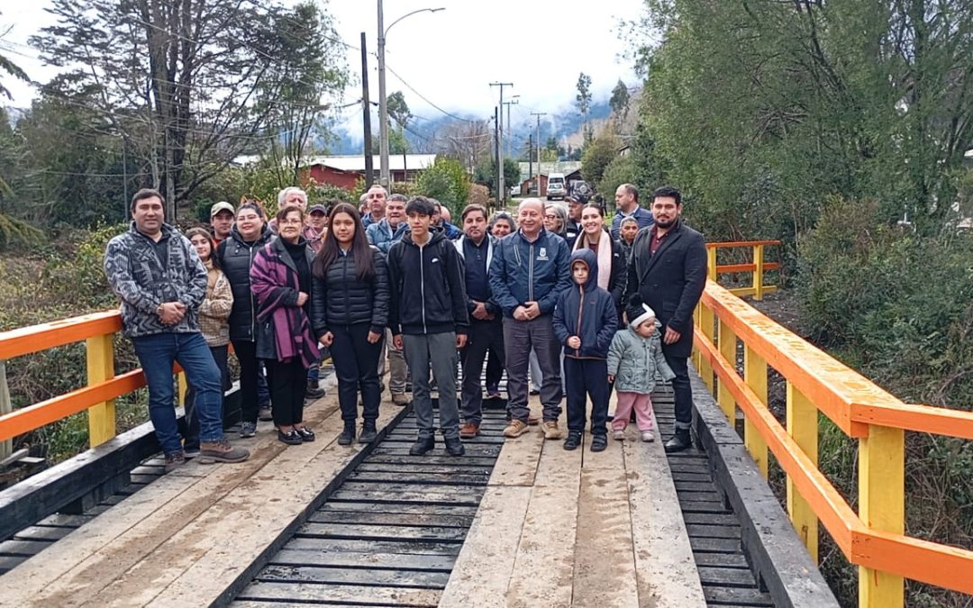 Alcalde Valdivia y Corporación de Desarrollo cumplen compromiso de reparar puente en Choshuenco