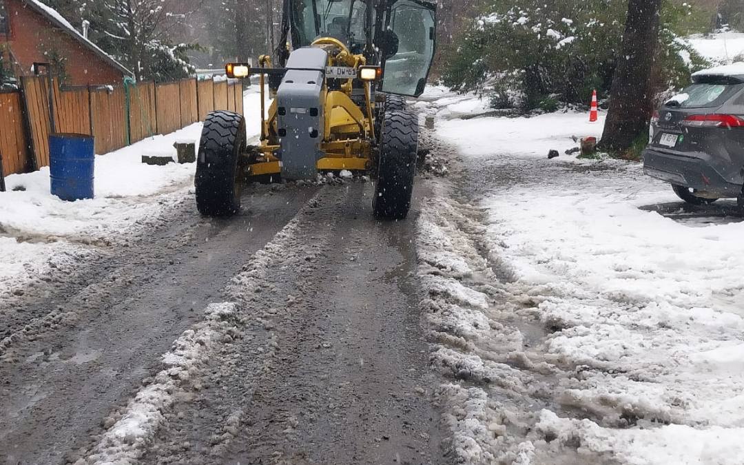 Apoyo municipal en Puerto Fuy y Lago Neltume Alto: despeje de rutas por nieve acumulada y conectividad establecida
