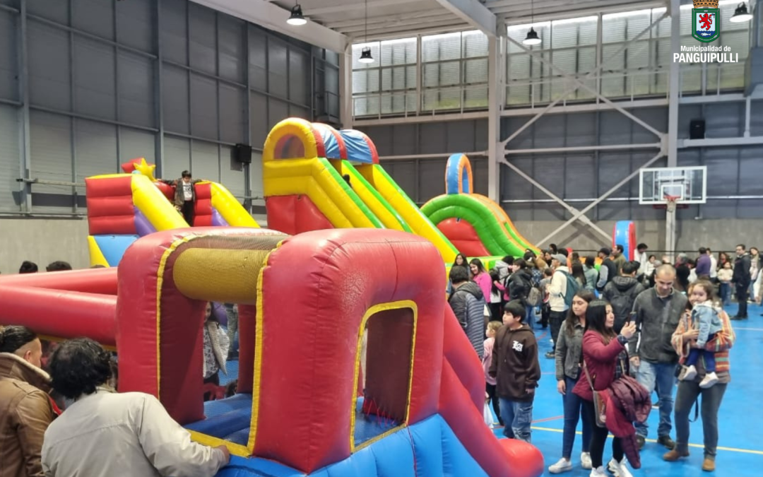 Municipalidad celebró en grande el Día de la Niñez en el Polideportivo de Panguipulli