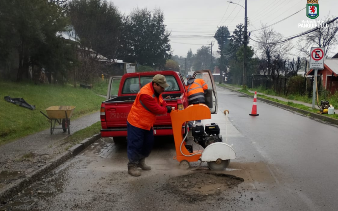 Municipio repara baches en calle Etchegaray para mayor seguridad vial