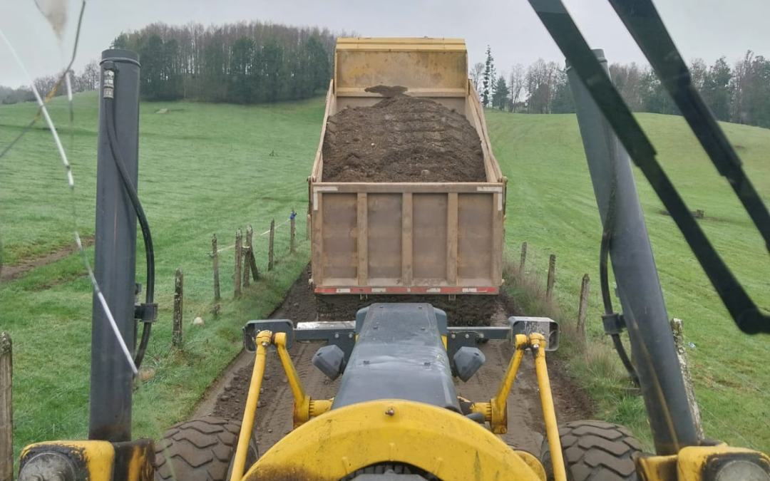 Municipalidad de Panguipulli repara 4 kilómetros del camino Coz Coz – Trolco