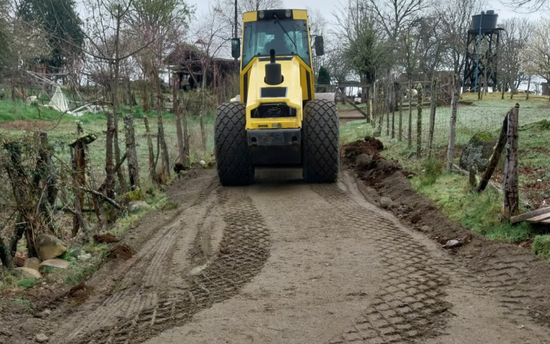 Municipalidad mejora 4 km de camino en Cayumapu tras petición de vecinos
