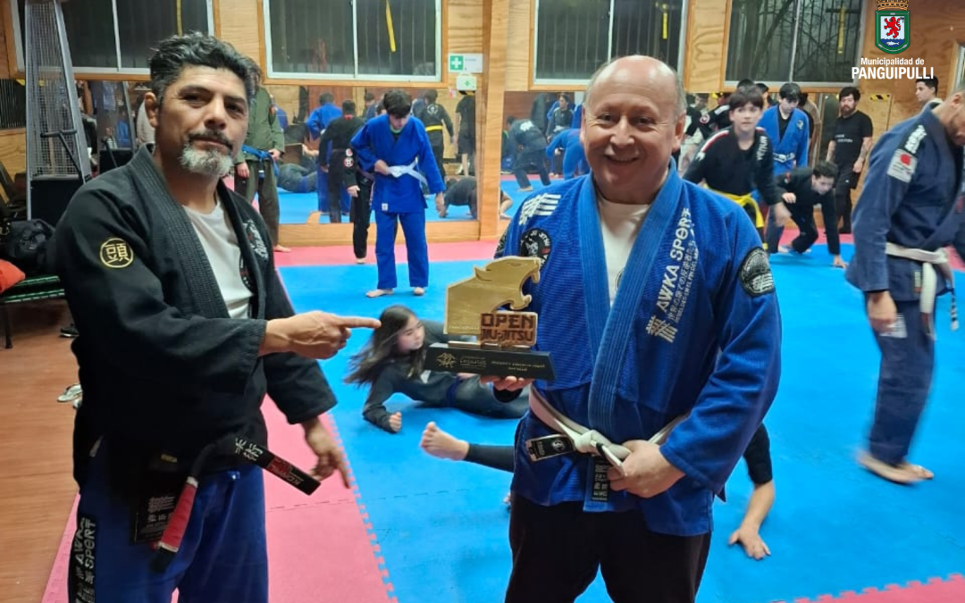 Alcalde Valdivia recibió reconocimiento por su apoyo al Open Jiujitsu Panguipulli 2025