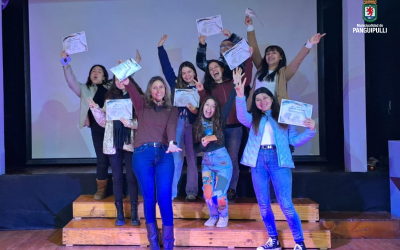 Comunidad de Panguipulli recibió certificación de talleres de acuarela, fotografía y costura