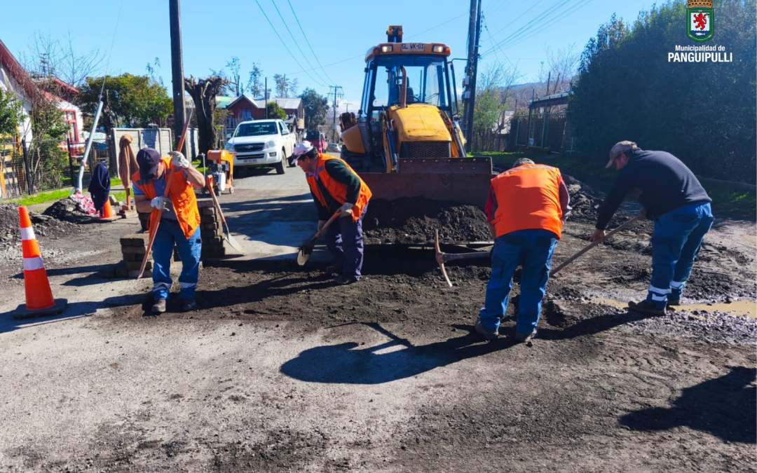 Departamento de Caminos repara calle Calafquén en Coñaripe