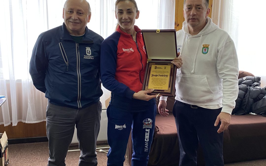 Medalla de oro y rumbo a Paraguay: alcalde Valdivia recibió a Yoselyn Farfal tras sus medallas de oro en Torneo Selectivo Mindfit