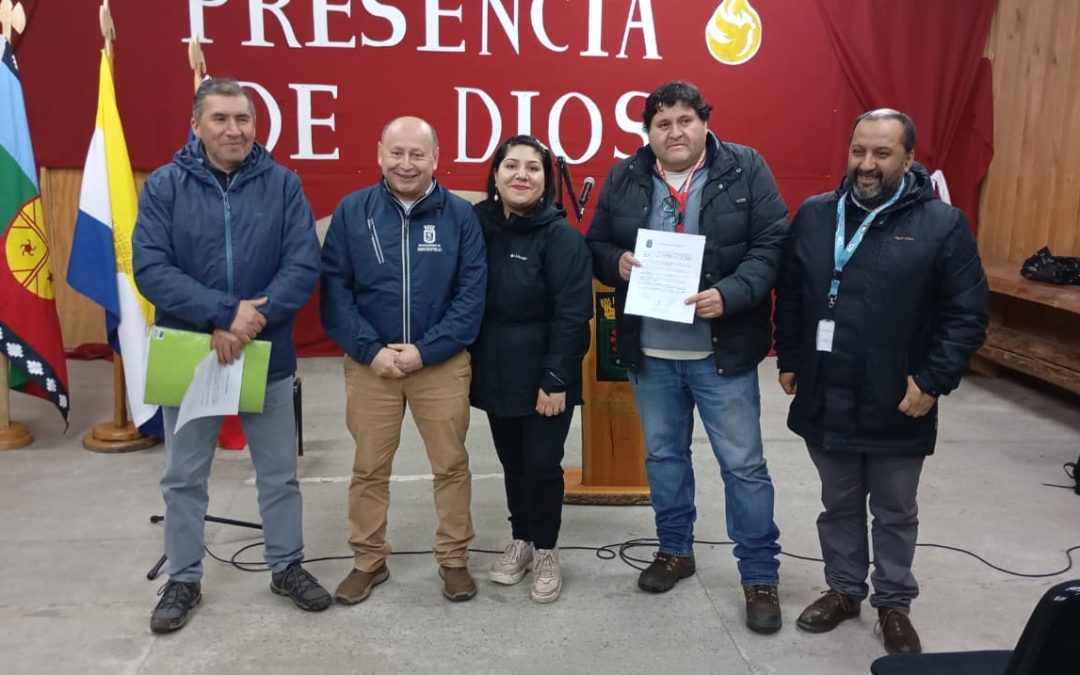 Alcalde Rodrigo Valdivia colocó la primera piedra de la nueva Plaza Los Pioneros en Neltume