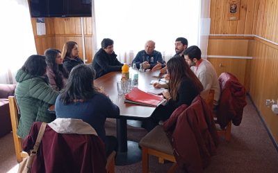 Alcalde Valdivia y equipo jurídico entregan detalles a comités de vivienda sobre juicio por terrenos