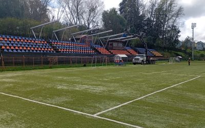 Alcalde Valdivia revisa en terreno el progreso de la cubierta en graderías del Estadio Municipal de Panguipulli