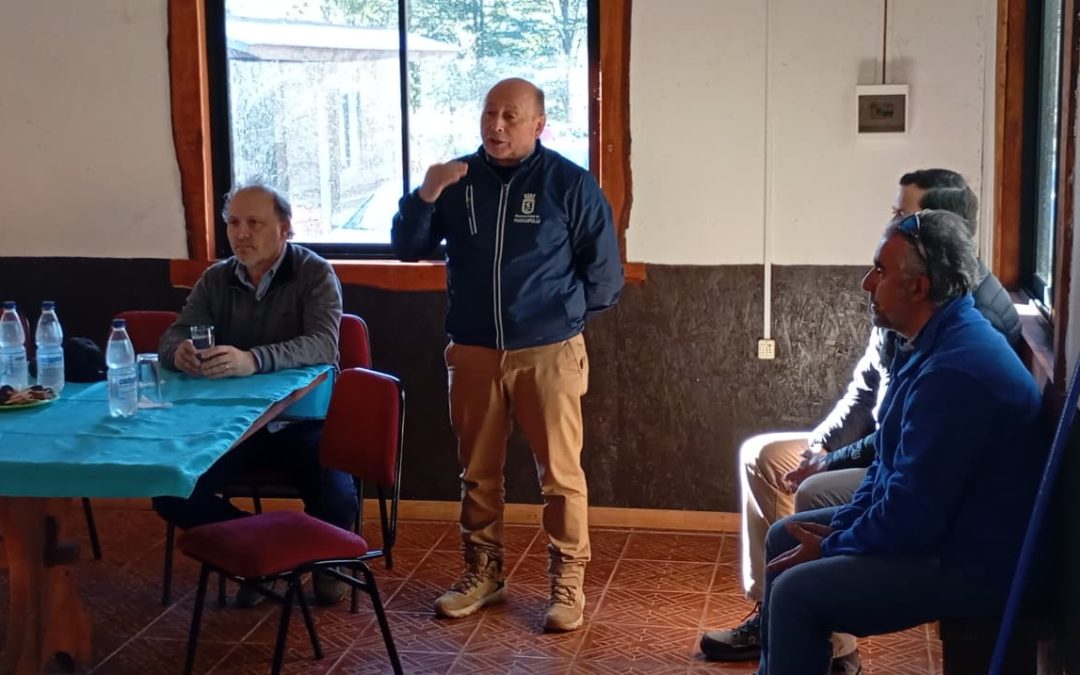 Alcalde Valdivia y senador Alfonso De Urresti exponen RS a ejecución de APR Lago Neltume