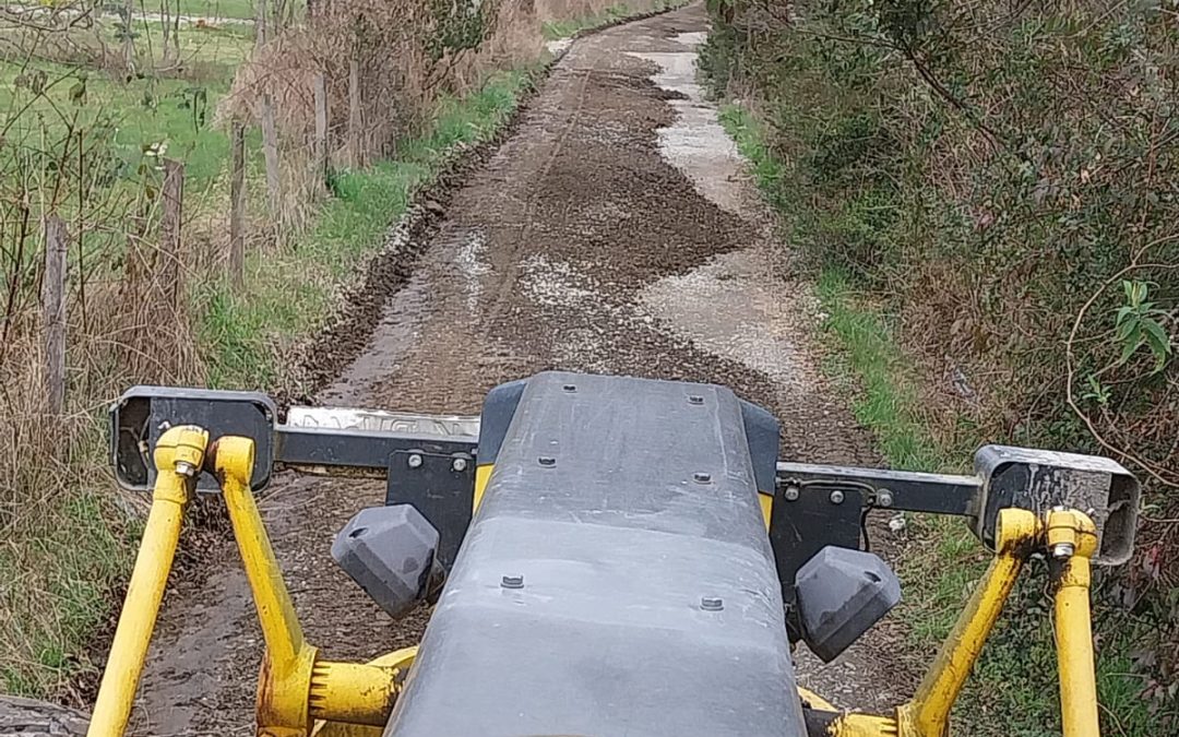Reparación de caminos mejora la conectividad en Huidapitrén y Curariquil