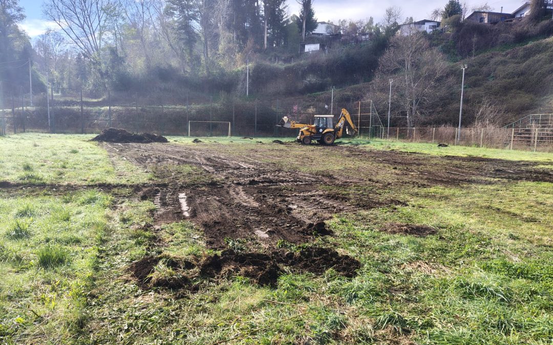 Comenzaron los trabajos de limpieza y arreglo de cancha del Club Deportivo Naval en Población Manuel Rodríguez