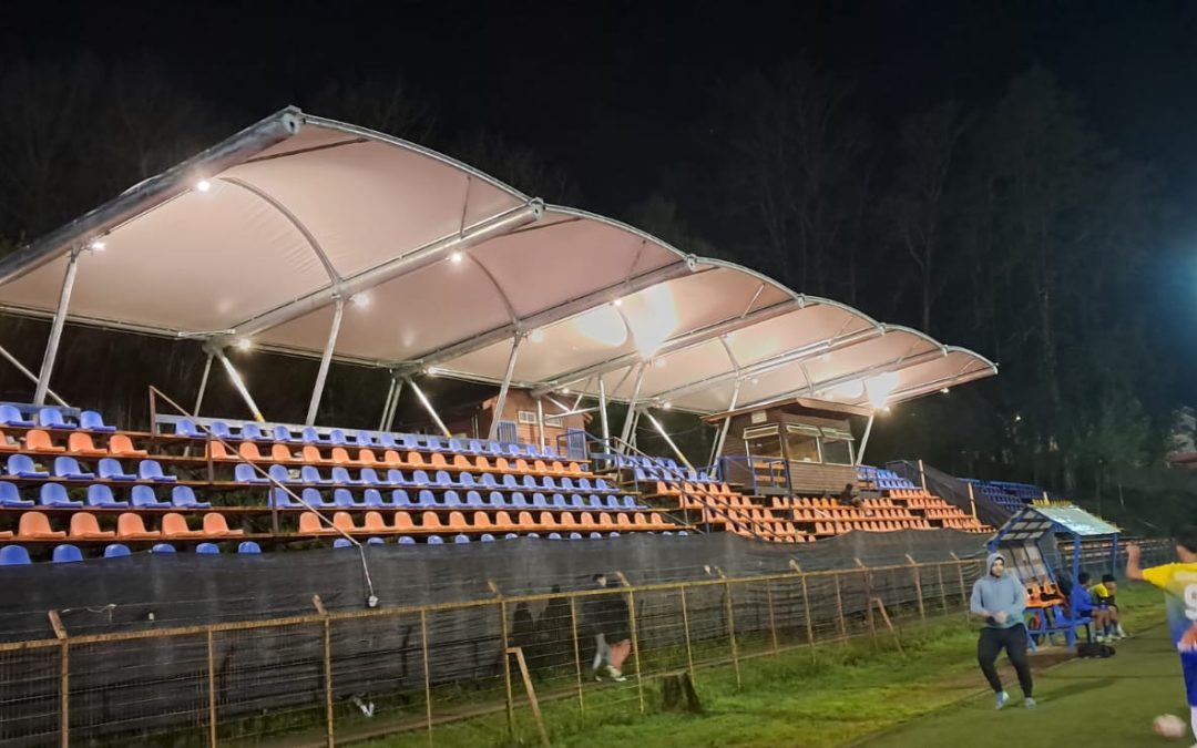 Avanzan las obras: así luce la nueva techumbre e iluminación del Estadio Municipal de Panguipulli