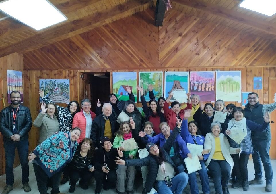 Coñaripe celebra la creatividad: Departamento de Cultura realizó certificación de talleres de pintura y macramé