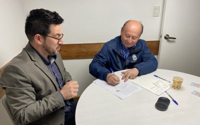 Alcalde Valdivia y Seremi de Bienes Nacionales firman concesión de inmueble fiscal que permitirá fortalecer la salud en Coñaripe