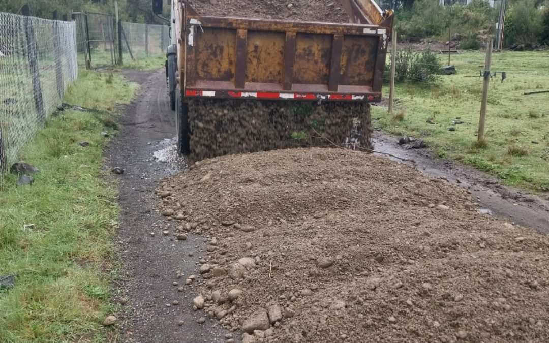 Municipalidad mejora caminos en Coñaripe: vecinos celebran avance en Bomaza y Copa de Agua