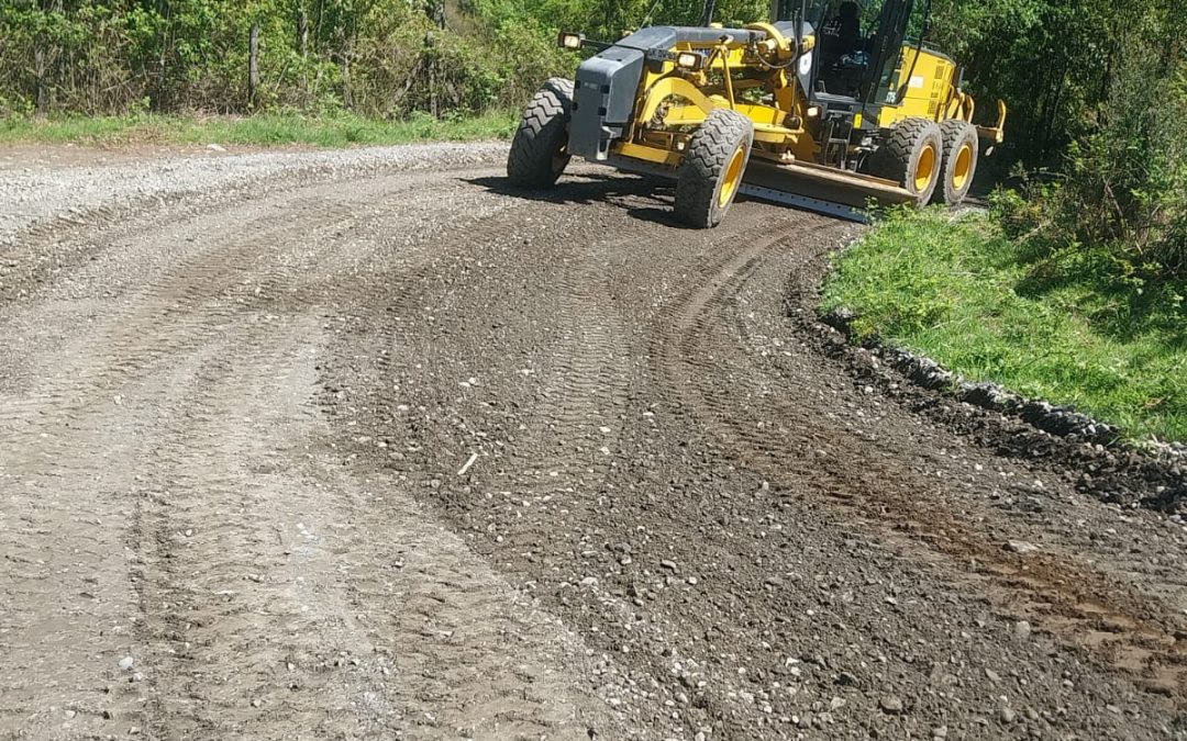 Municipalidad de Panguipulli mejora caminos en Lago Neltume Alto, Bajo y sectores de Neltume