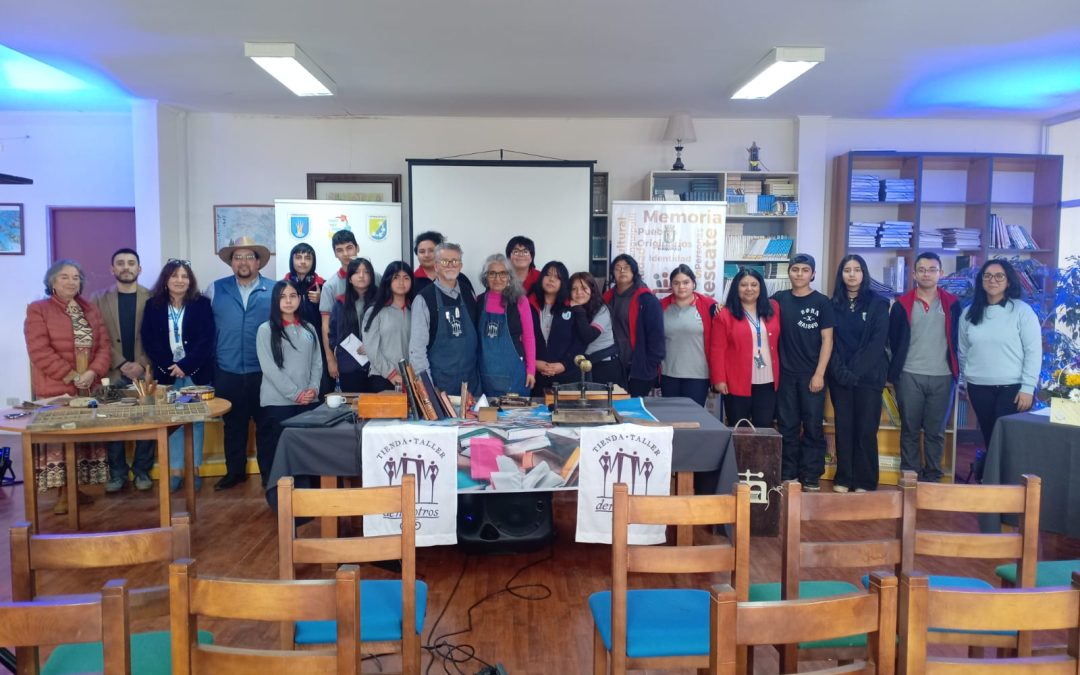 Panguipulli vivió una enriquecedora jornada cultural con charla sobre “La historia del libro: desde la pintural parietal al mundo digital”
