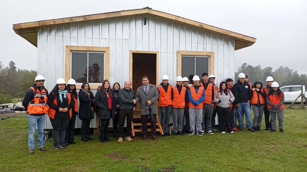 Compromiso y trabajo en equipo: municipio y Liceo PHP Pullinque levantan vivienda de emergencia en Ancacomoe
