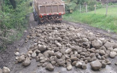 Municipalidad de Panguipulli continúa mejorando caminos rurales en distintos sectores de la comuna