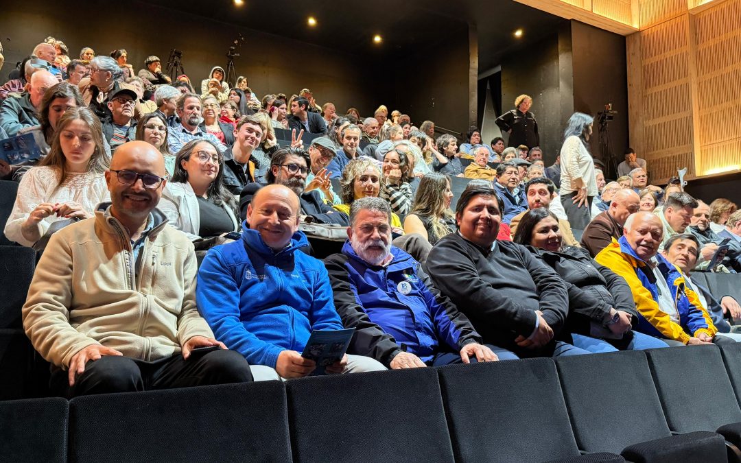 Teatro, memoria y reconocimiento: realizan homenaje a alcalde Valdivia y autoridades que han fortalecido la cultura en Panguipulli