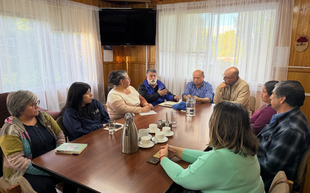 Alcalde Valdivia y Gobernador Cuvertino se reúnen con comités de vivienda de Panguipulli