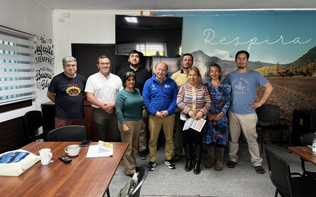 Alcalde Valdivia sostiene extensa jornada de trabajo con organizaciones y emprendedores de Coñaripe