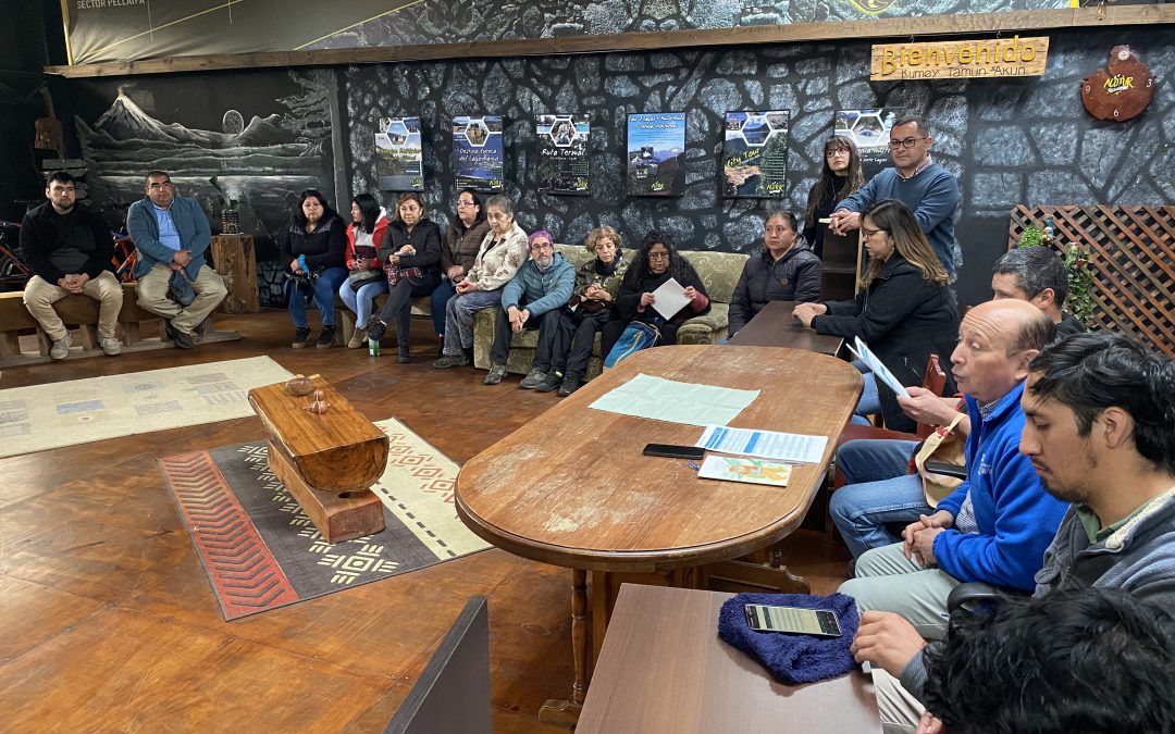 Alcalde Valdivia encabeza reunión clave con dirigentes y comerciantes de Coñaripe para abordar temas de seguridad, desarrollo local y plan verano 2026