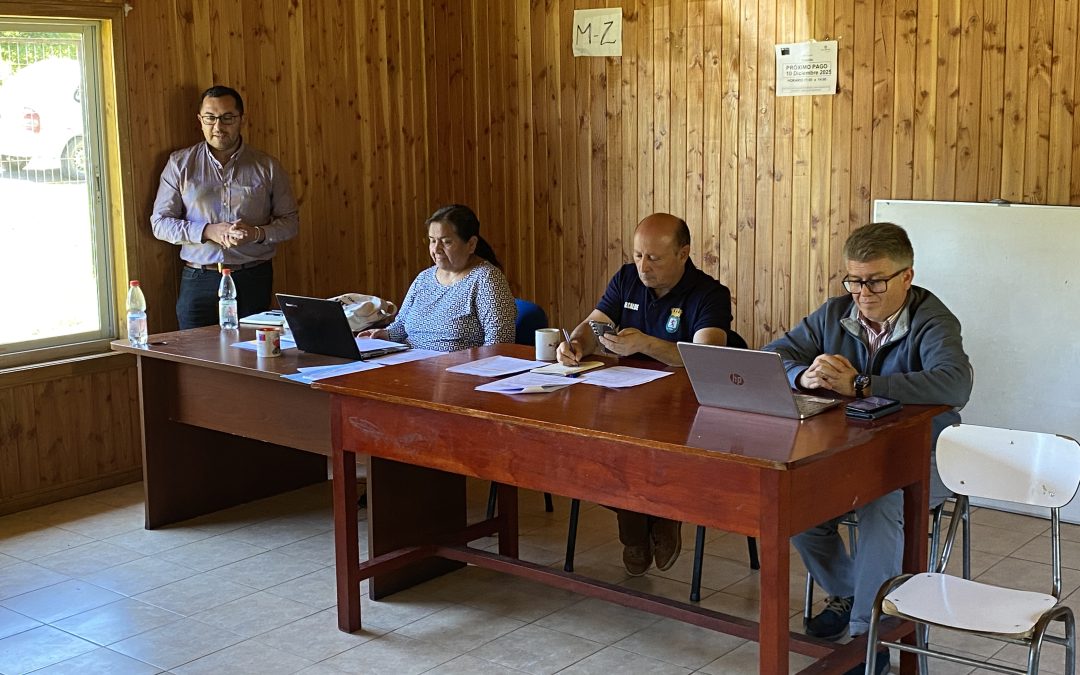 Alcalde Valdivia fija hoja de ruta junto a feriantes y comercio ambulante de Liquiñe por próxima temporada estival