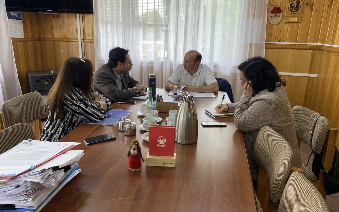 Alcalde Valdivia gestiona reintegro de recursos y recuperación de patrimonio municipal con Seremi de Educación