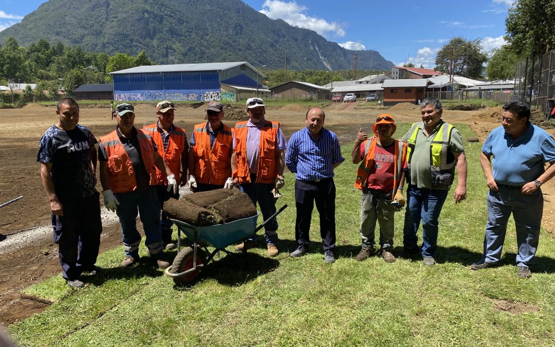 Impresionante instalación de pastelones en el nuevo estadio de Coñaripe para el Mundialito 2026