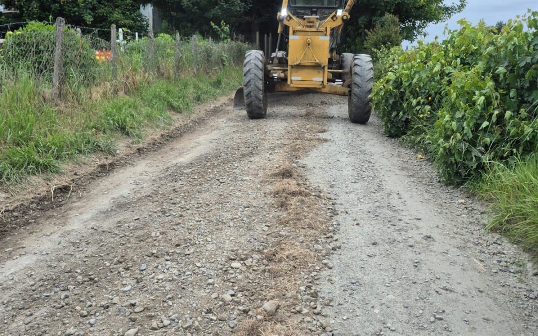 Municipalidad repara camino de Coz Coz y cementerio tras solicitudes vecinales