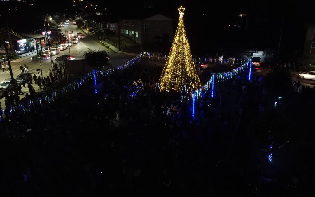 Panguipulli dio inicio oficial a la Navidad con multitudinario encendido del árbol en Plaza Arturo Prat