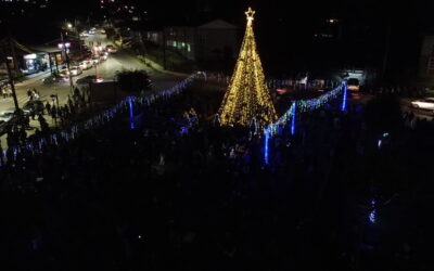 Panguipulli dio inicio oficial a la Navidad con multitudinario encendido del árbol en Plaza Arturo Prat