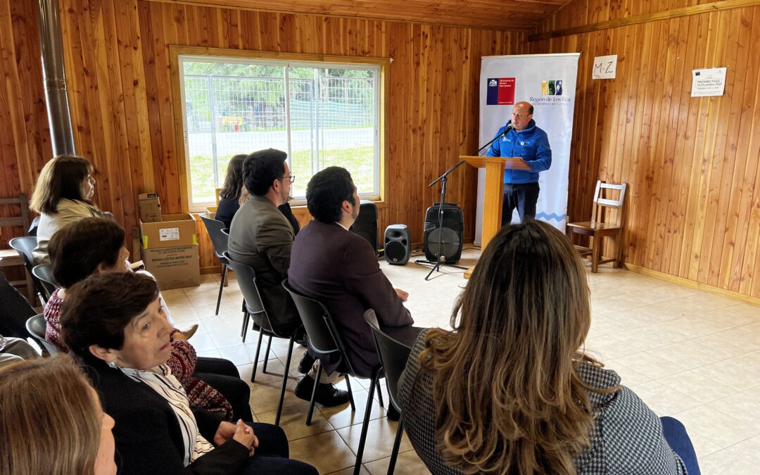 Bienes Nacionales entrega concesiones de uso gratuito para avanzar en servicios públicos y memoria histórica en Liquiñe
