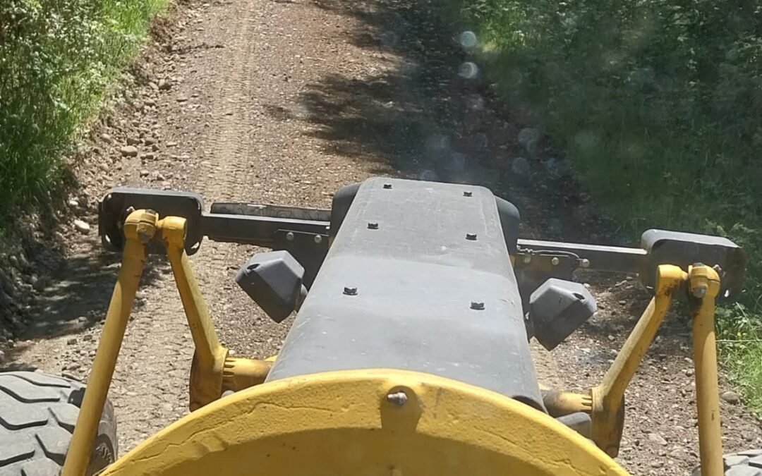 Municipalidad de Panguipulli responde a solicitud vecinal y mejora camino en Lumaco