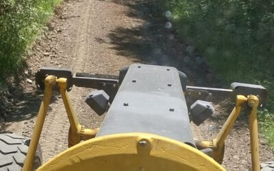 Municipalidad de Panguipulli responde a solicitud vecinal y mejora camino en Lumaco