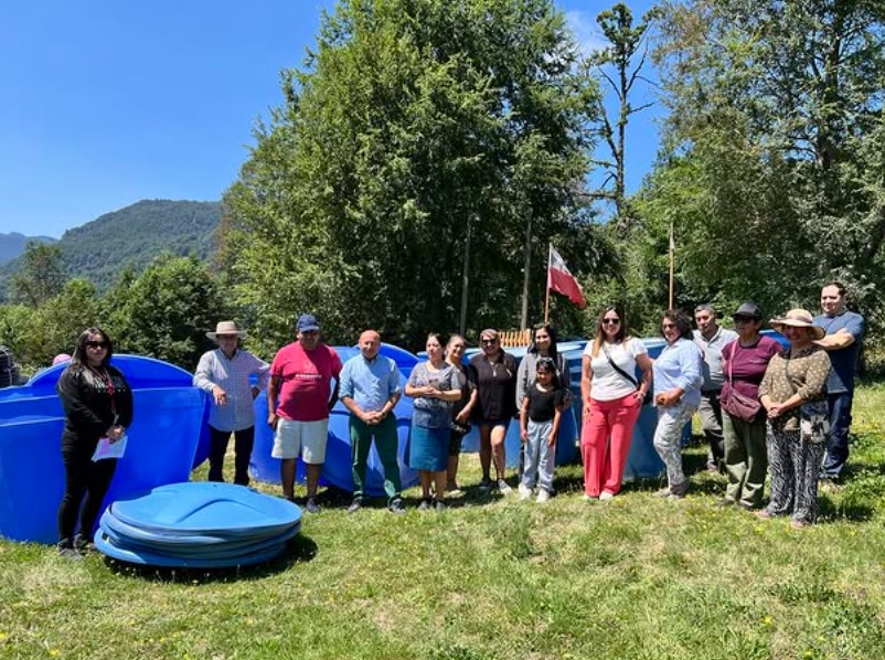 Gestión municipal permite entregar con celeridad 35 estanques para abastecimiento de agua potable en Liquiñe.